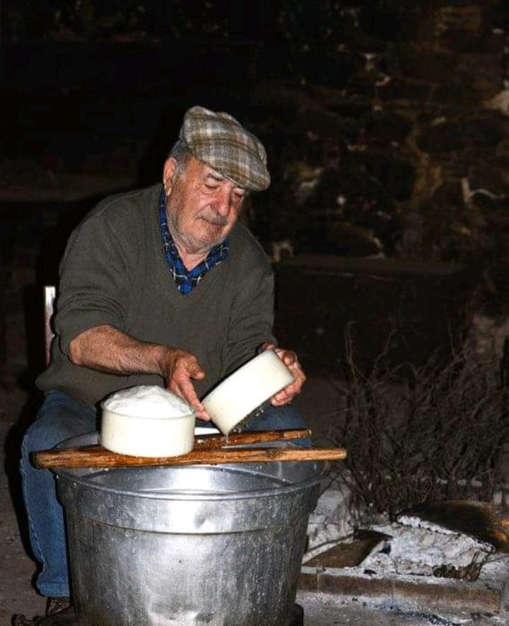 Pastore sardo cha prepara la ricotta Pastore sardo cha prepara la ricotta